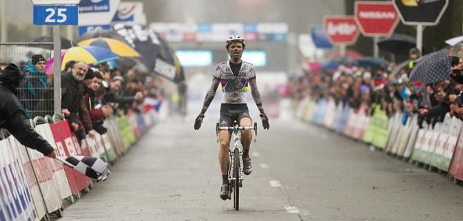 Niels Albert wins in Loenhout and extends his series lead