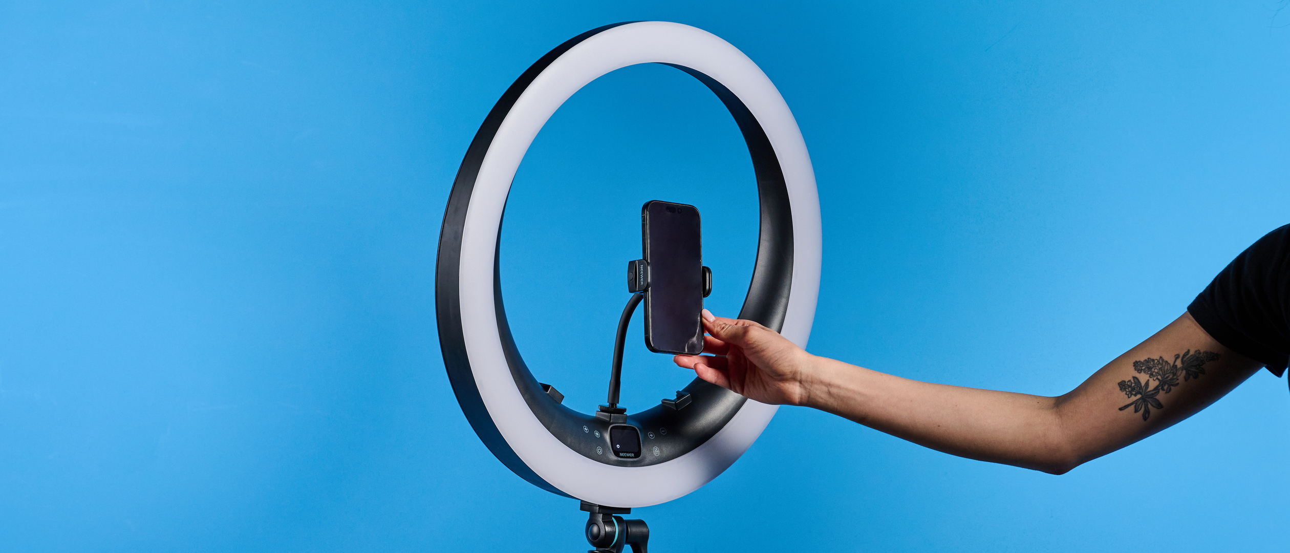 Neewer RP19H 19-inch ring light photographed in front of a blue background
