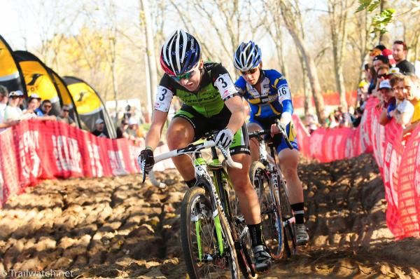 Kaitie Antonneau (Cannondale) leading Pepper Harlton through the long sand pit