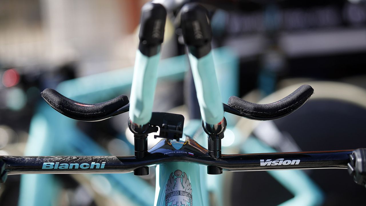 Roglic fits his computer in between the handlebar extensions
