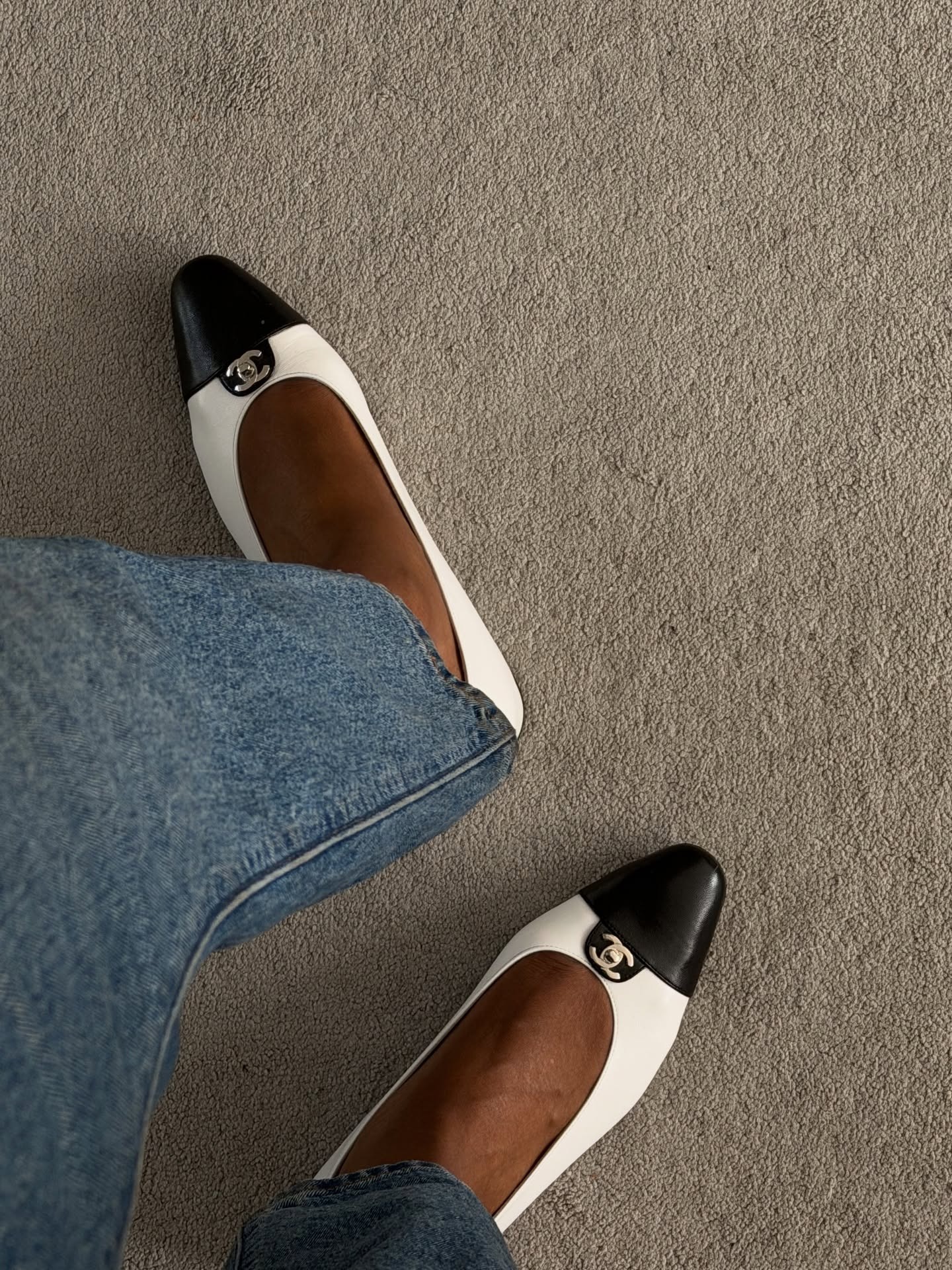 Woman wearing summer shoe color trend 2026.