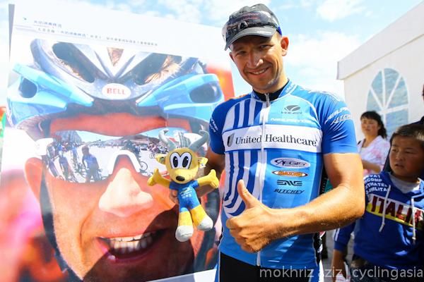 Thumbs up from Tour of Qinghai Lake stage 6 winner Robert F&ouml;rster (UnitedHealthcare)
