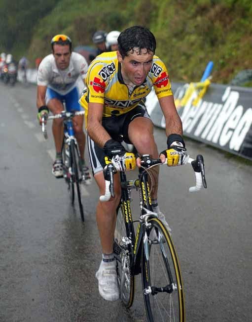 Joseba Beloki chases Roberto Heras on the Angliru in 2002, while eventual race winner Aitor Gonzalez digs in.