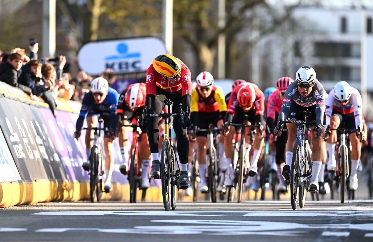 W&aelig;renskjold takes victory narrowly in a tight bunch sprint