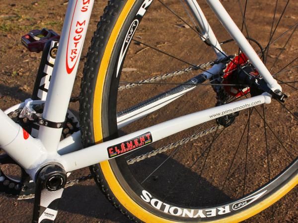 The tall and narrow chain stays taper to a more rounded shaped before being welded to the aluminum dropouts.