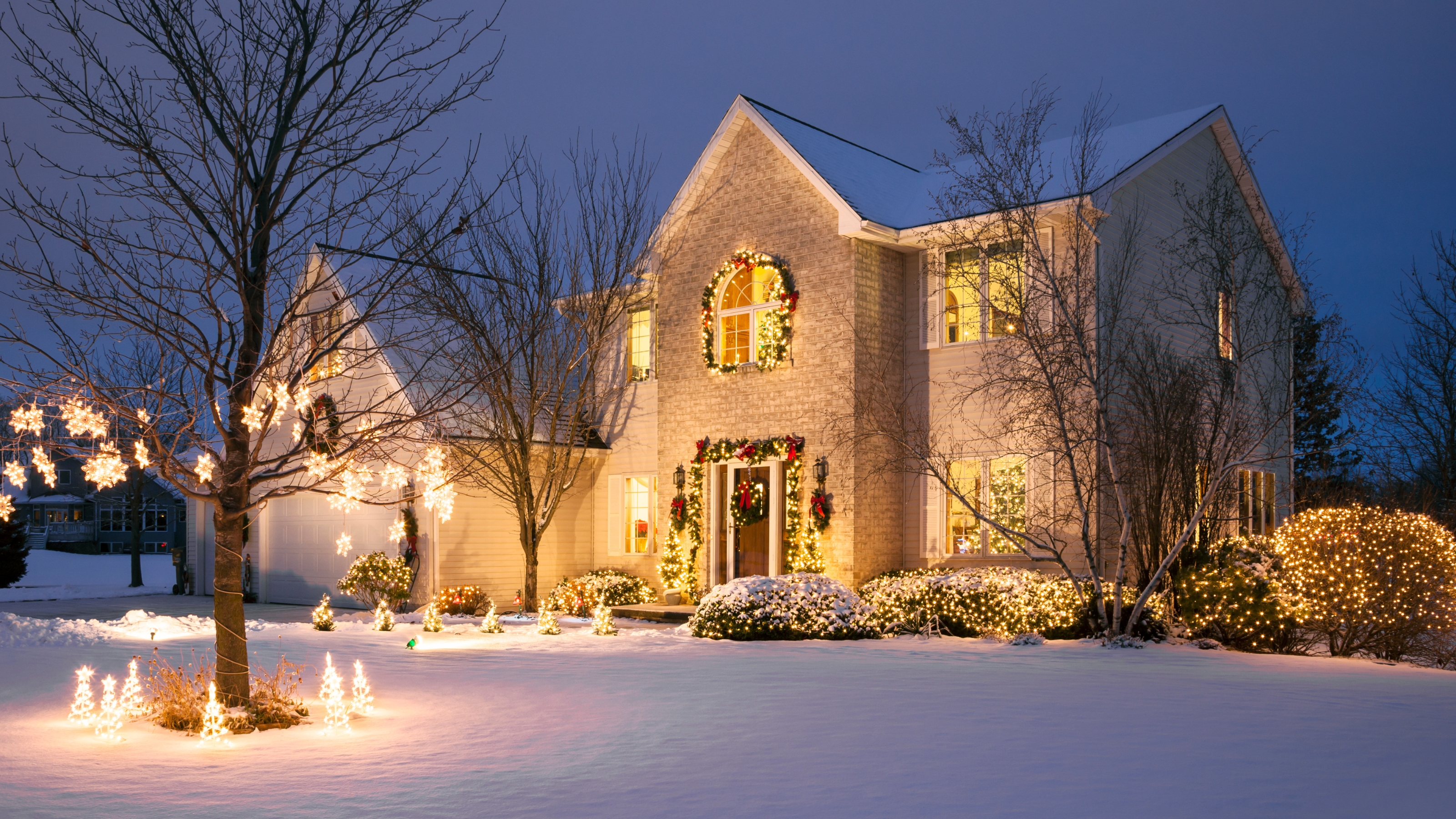 10 outdoor Christmas lighting ideas
