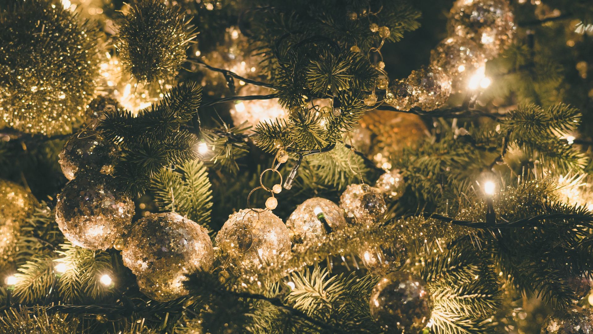 This Christmas tree lighting hack is a game changer — here’s why Tom