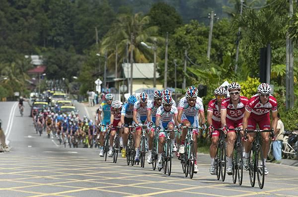 Drapac Cycling and Androni Giocattoli drive the peloton towards the slopes of the Genting Highlands.