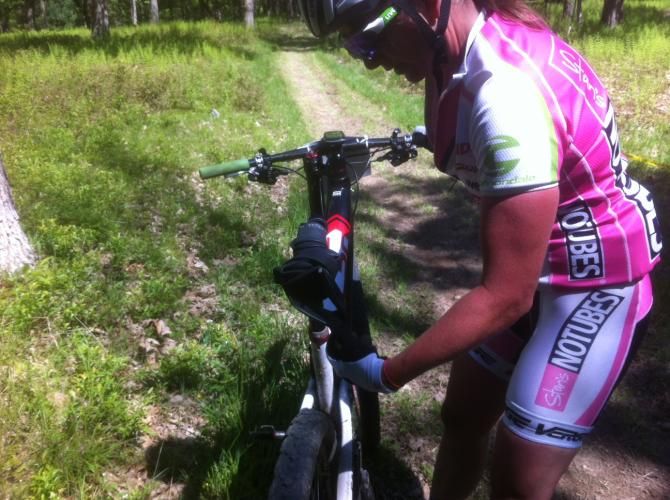 Sue Haywood (Stan's No Tubes) lost the top of her seat and improvised a repair by wrapping an inner tube around the remaining rails.