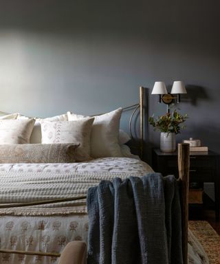 bedroom with gray wall and neutral bedding