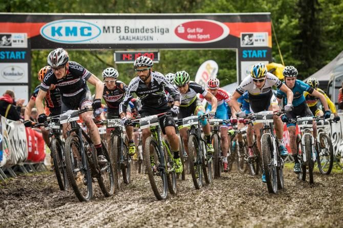 Manuel Fumic leads out the men at the start
