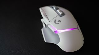 Logitech G502 X Plus -pelihiiri RGB-valot päällä mustalla hiirimatolla