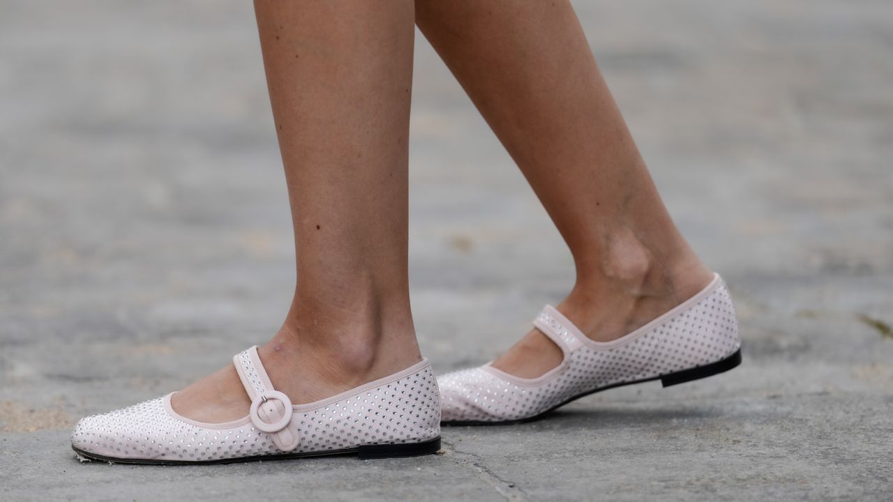 woman wearing ballet flats 