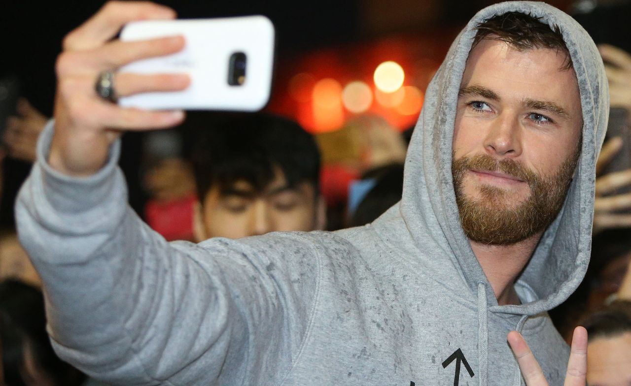 Chris Hemsworth selfie