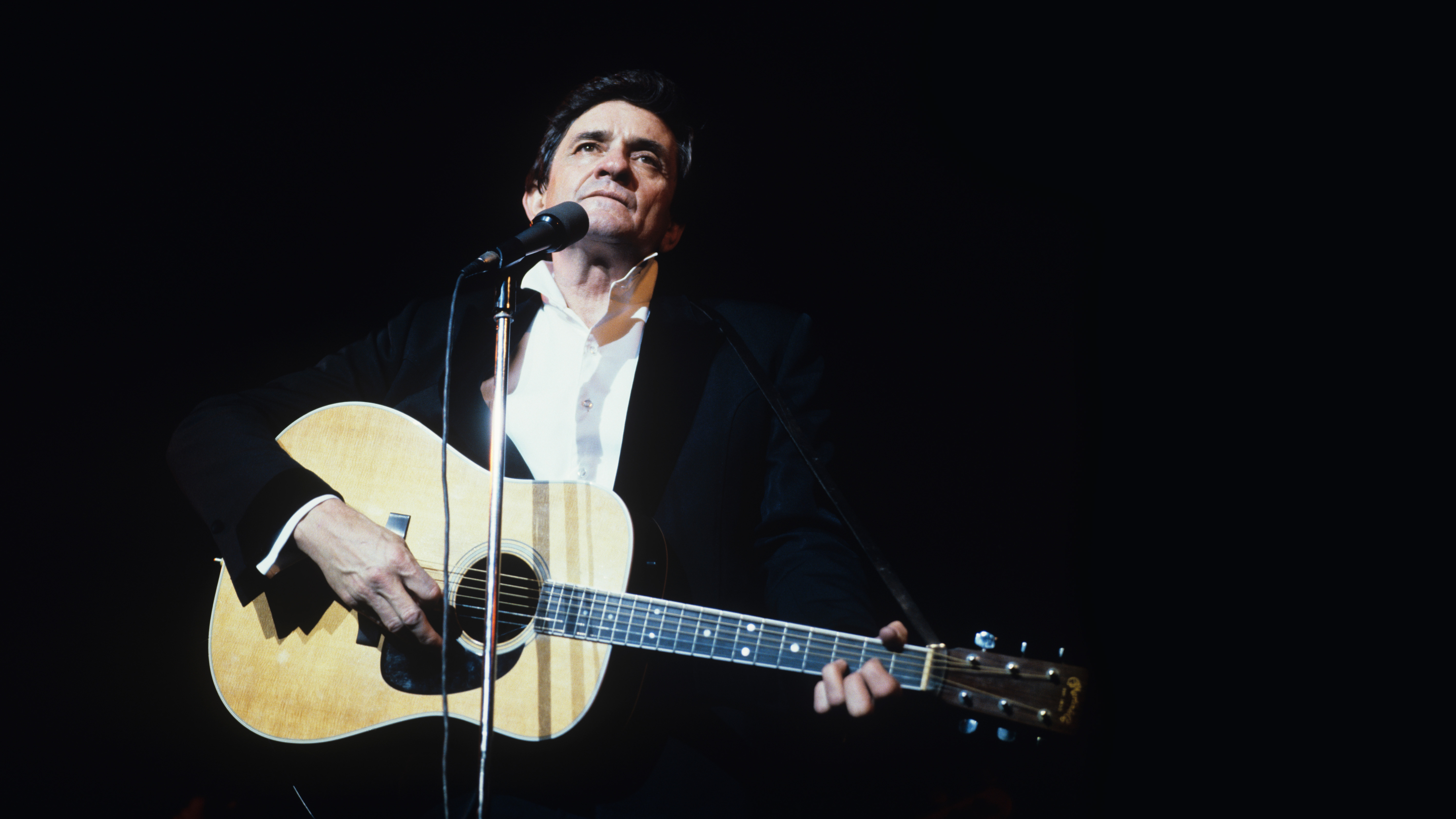  American singer Johnny Cash performs on stage at the Hammersmith Odeon in London, England on November 15, 1983