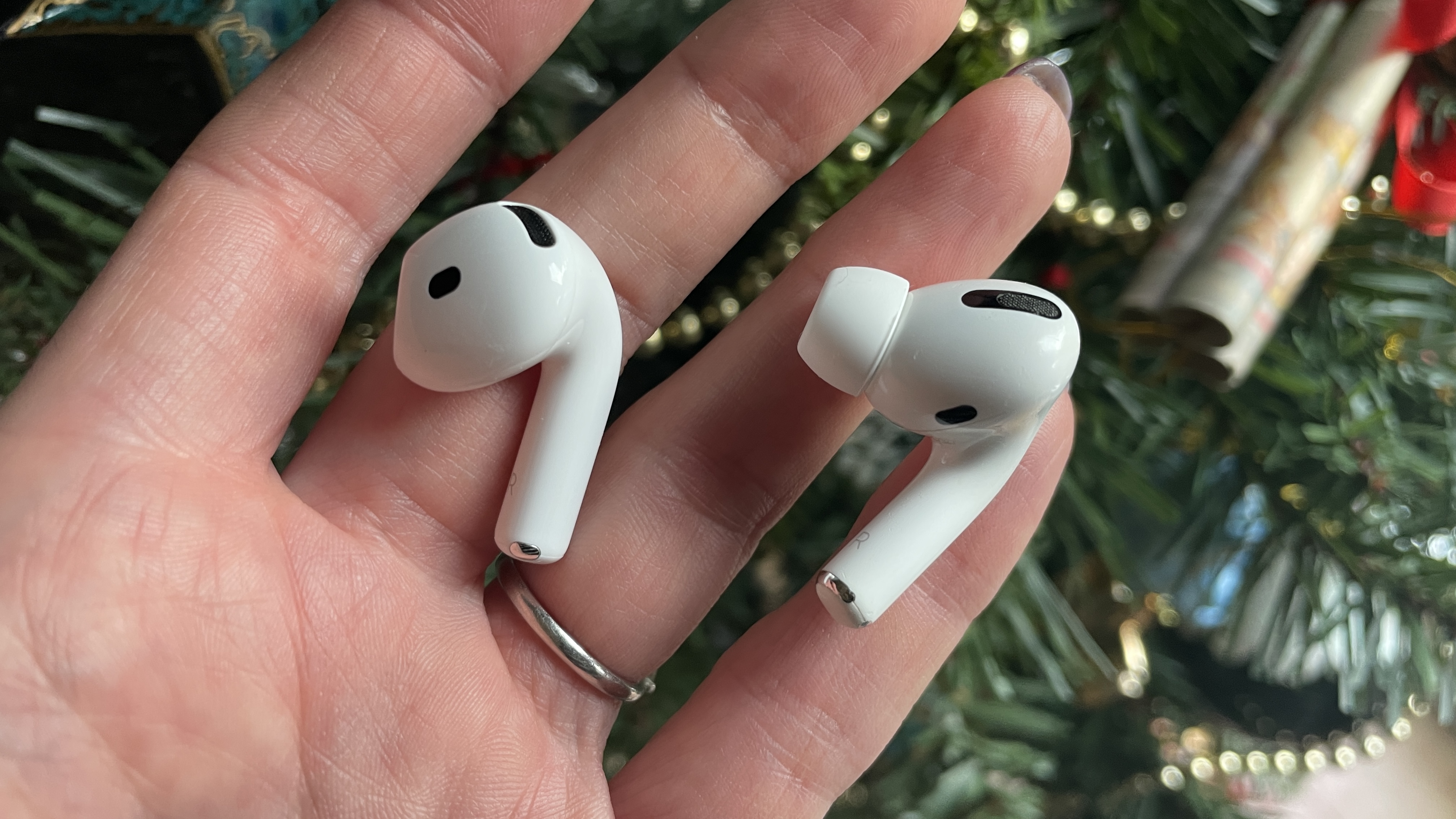 Los AirPods 4 y AirPods Pro 2 se agrupan para mostrar las diferencias