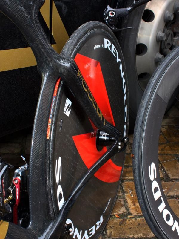 The deep seat stays stay close to the sides of the rear wheel before making an abrupt jog out to the dropouts.
