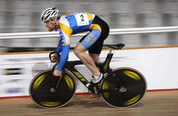 Daniel Ellis cruised through to the men's sprint quarter-finals