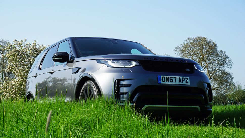Land Rover Discovery HSE over ground, uneven ground, Rovering free