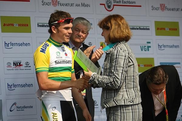 Prof. Dr. Daniela Birkenfeld departmental head of sports affairs of the city of Frankfurt presents Bobridge with the trophy. Photo &copy;: Florian &amp; Susanne Schaaf/www.cyclingpictures.de