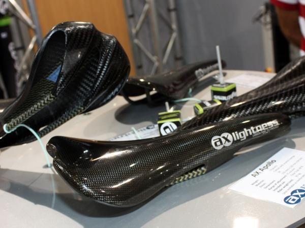 Rather than glue separate carbon rails into a carbon shell, AX-Lightness simply wraps the fibers around into a big loop.