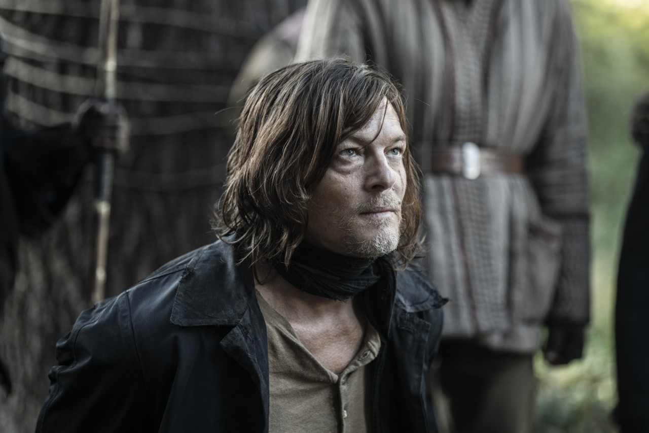 Daryl arrodillado y cautivo en The Walking Dead: Daryl Dixon