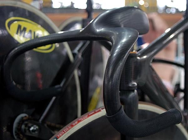 Stealthy all-in-one carbon bars and stem on Ross Edgar's machine.