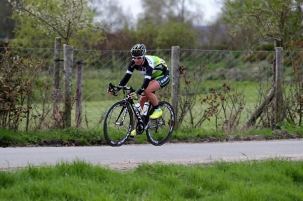 Loes Gunnewijk (GreenEDGE-AIS) was the next to break away from the small lead group