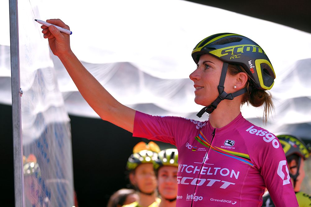 Defending champion Annemiek van Vleuten signs in at the Giro Rosa stage 2