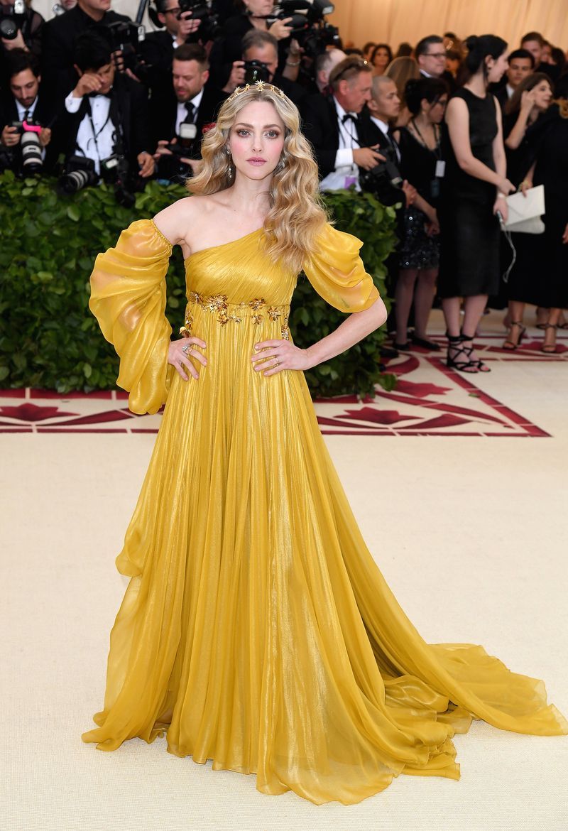 Fashion model, Dress, Gown, Clothing, Yellow, Shoulder, Fashion, Haute couture, Red carpet, Flooring,