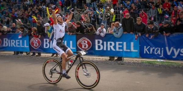 Nino Schurter (Scott Swisspower) raises his arms in celebration.