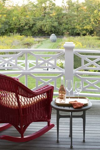 7 Porch Railing Ideas to Inspire You (With Pictures)