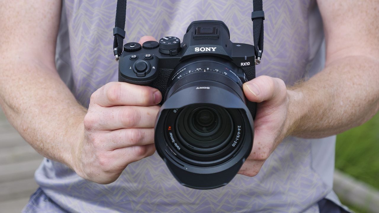Photographer and tech journalist Tim Coleman holding the Sony RX10 V bridge camera