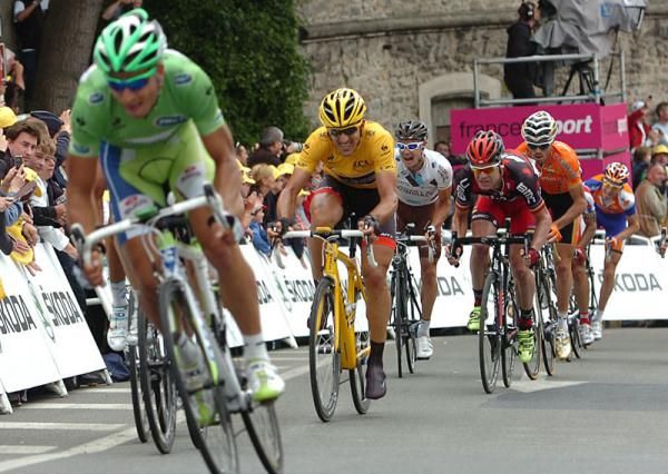 Fabian Cancellara (RadioShack-Nissan) tries to hang on