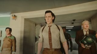 O.B, Loki, Hunter B-15 und Mobius blicken in Loki Staffel 2 auf den Temporal Loom