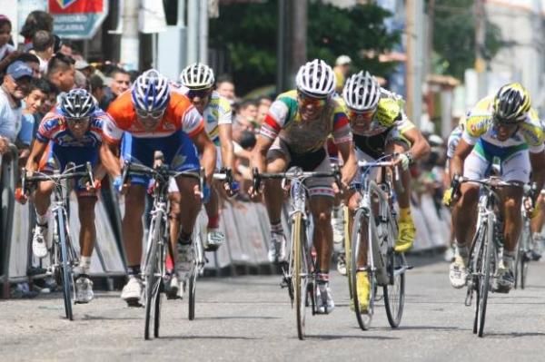 Arthur Garcia (KINO Tachira) and Juan Carlos Rojas (Boyaca) vie for stage honours.