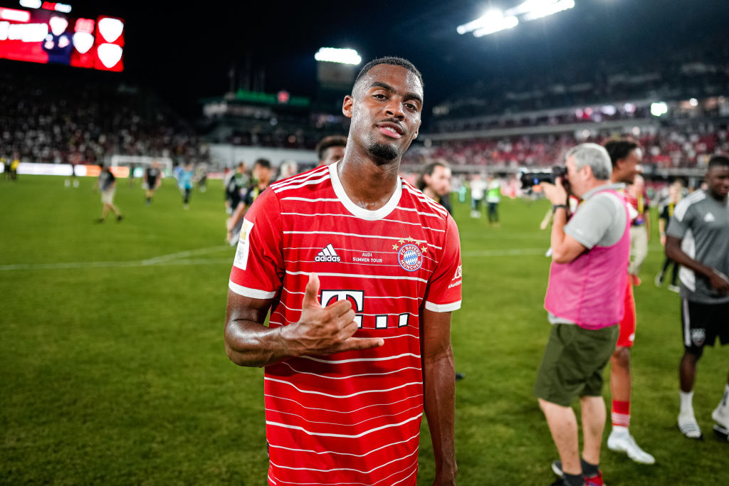 Ryan Gravenberch van FC Bayern München gebaart na de oefenwedstrijd tussen DC United en Bayern München op Audi Field op 20 juli 2022 in Washington, DC.