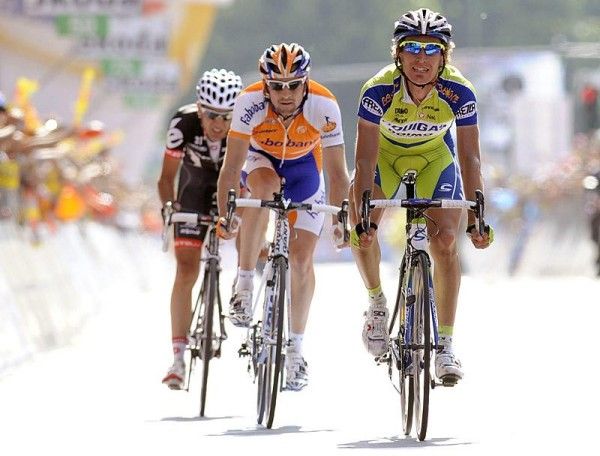 Franco Pellizotti (Liquigas) outsprints Denis Menchov (Rabobank) and Carlos Sastre (Cervelo TestTeam) for second place, 10 seconds behind Di Luca.