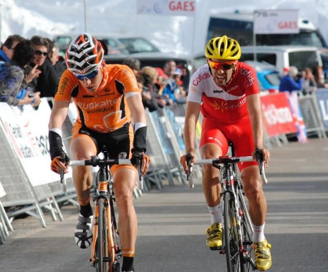 More riders come to the finish