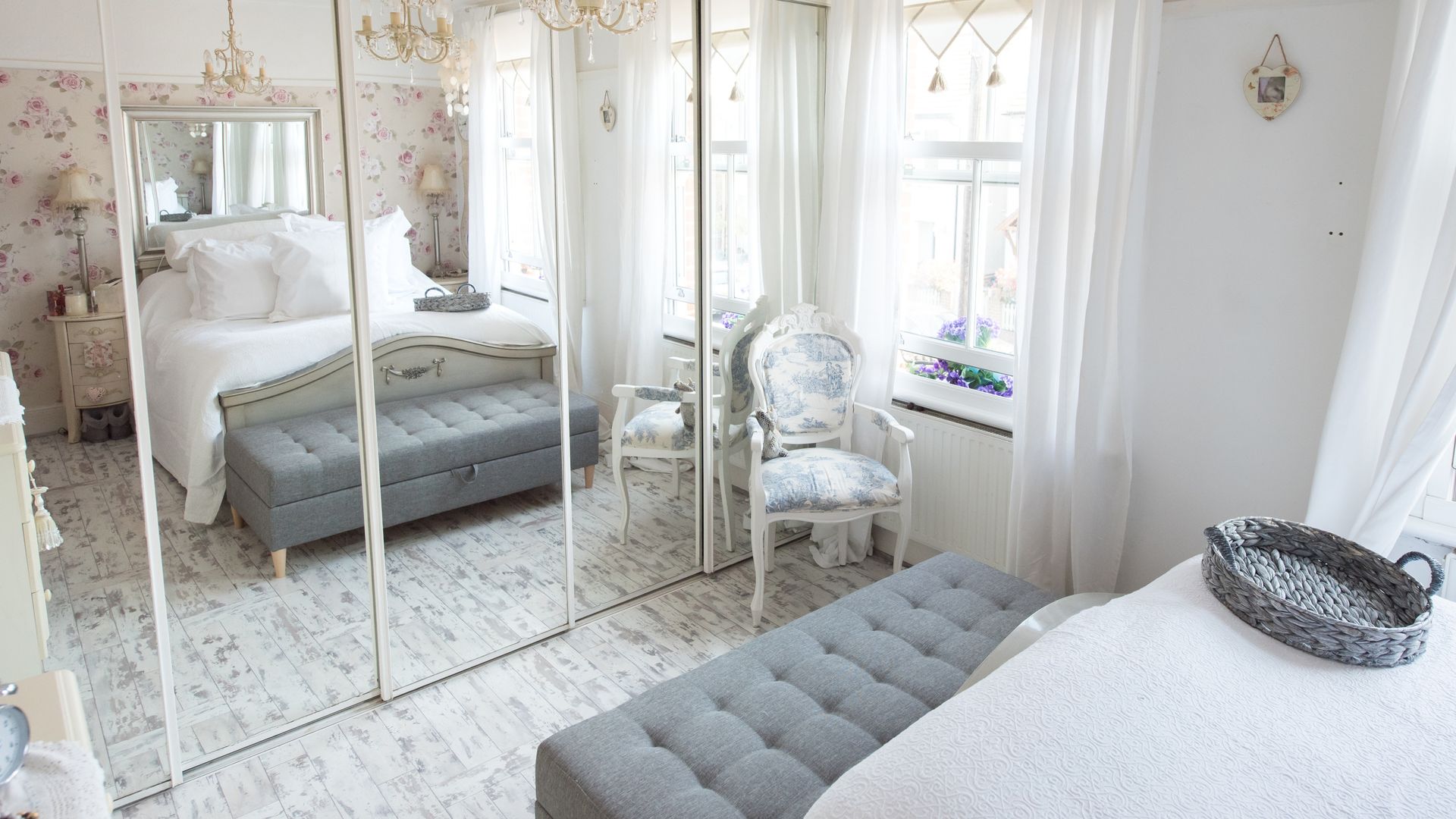 never have mirror facing bed