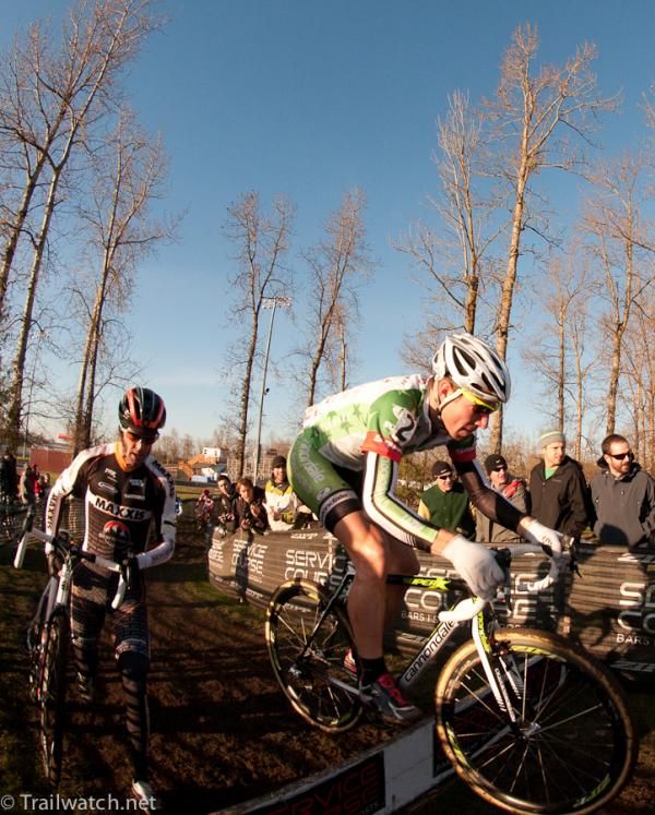 Jeremy Powers (Cannondale-cyclcorssworld.com) bunny-hopping the barriers.