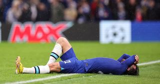 2022年世界杯:哪些球员将因伤缺席本届世界杯?2022年11月2日，在英国伦敦斯坦福桥球场举行的欧洲冠军联赛E组切尔西对阵萨格勒布迪纳摩的比赛中，切尔西球员本·奇尔维尔受伤。