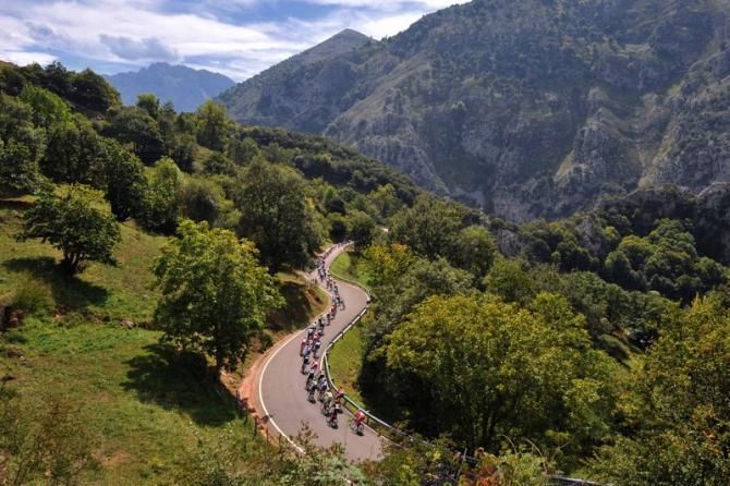 The peloton during stage 14