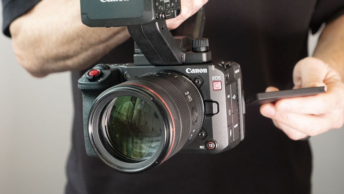 Canon EOS C50 शीर्ष ह्यान्डल सहित, एक फिल्म निर्माता द्वारा आयोजित