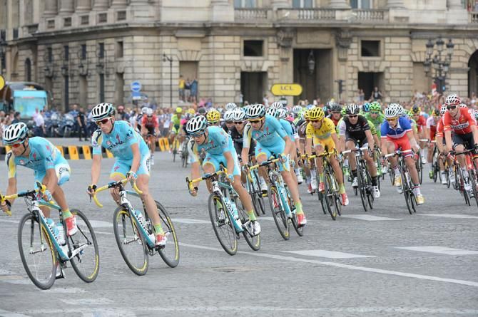 Vincenzo Nibali rides protected by his Astana teammates
