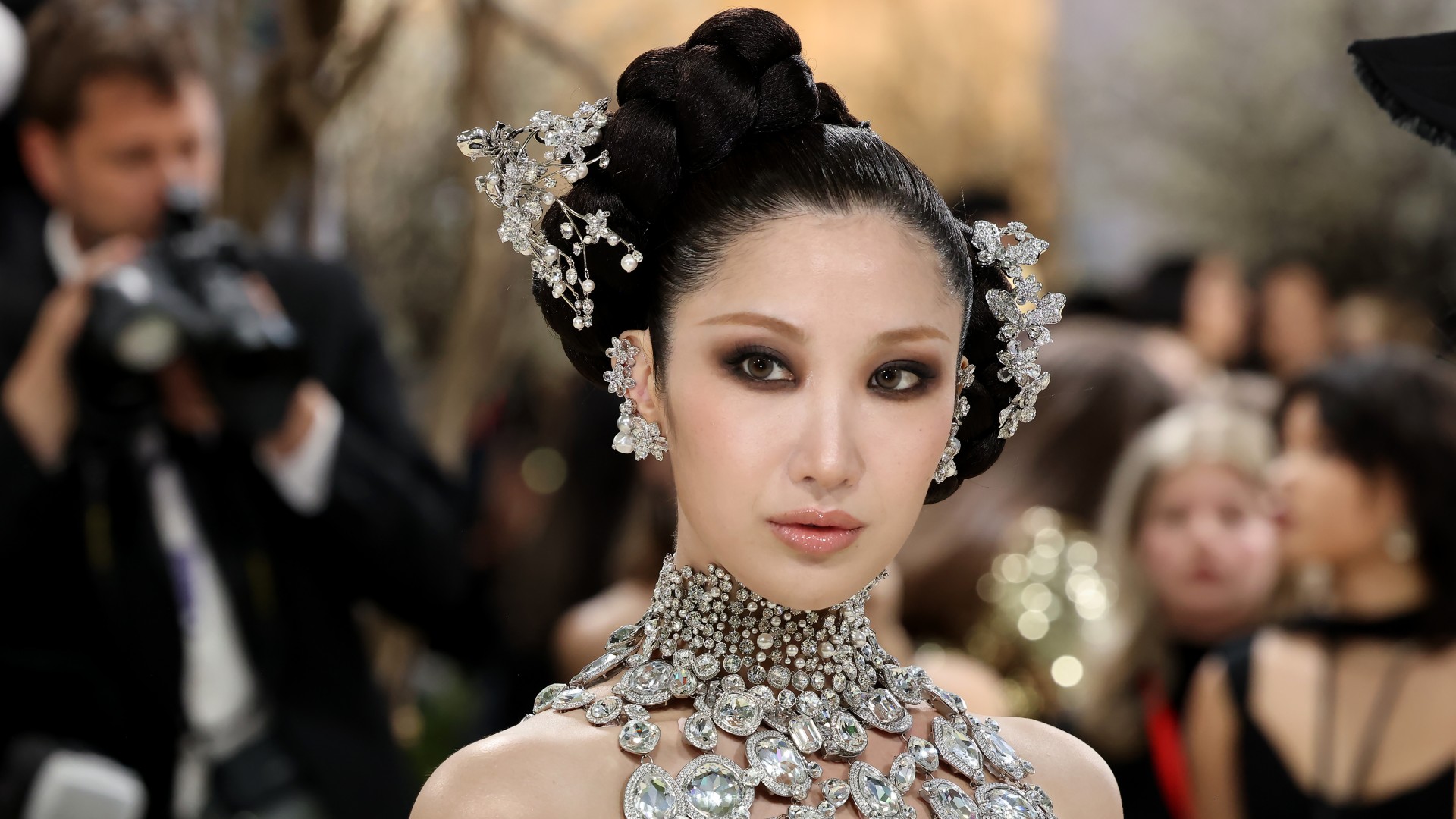 ejae attends the met gala wearing chunky neck jewelry and silver hair accessories