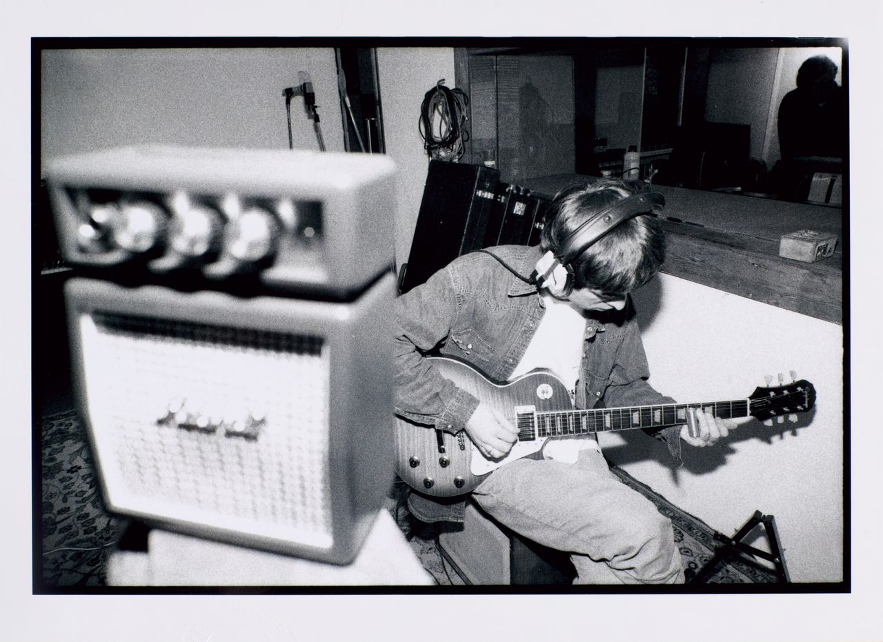 Noel Gallagher playing the Epiphone Les Paul used on Definitely Maybe.