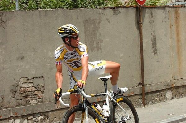 Cavendish had a little crash early in the stage and had to change bikes.