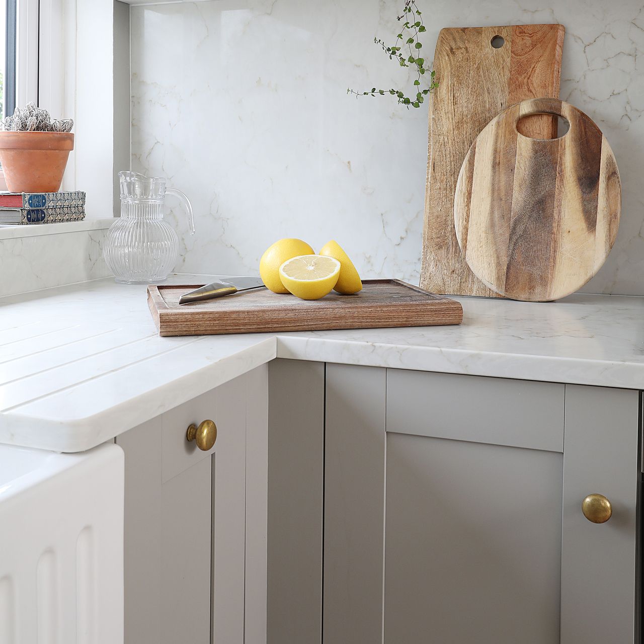 Should I use knobs or handles on kitchen cabinets? | Ideal Home