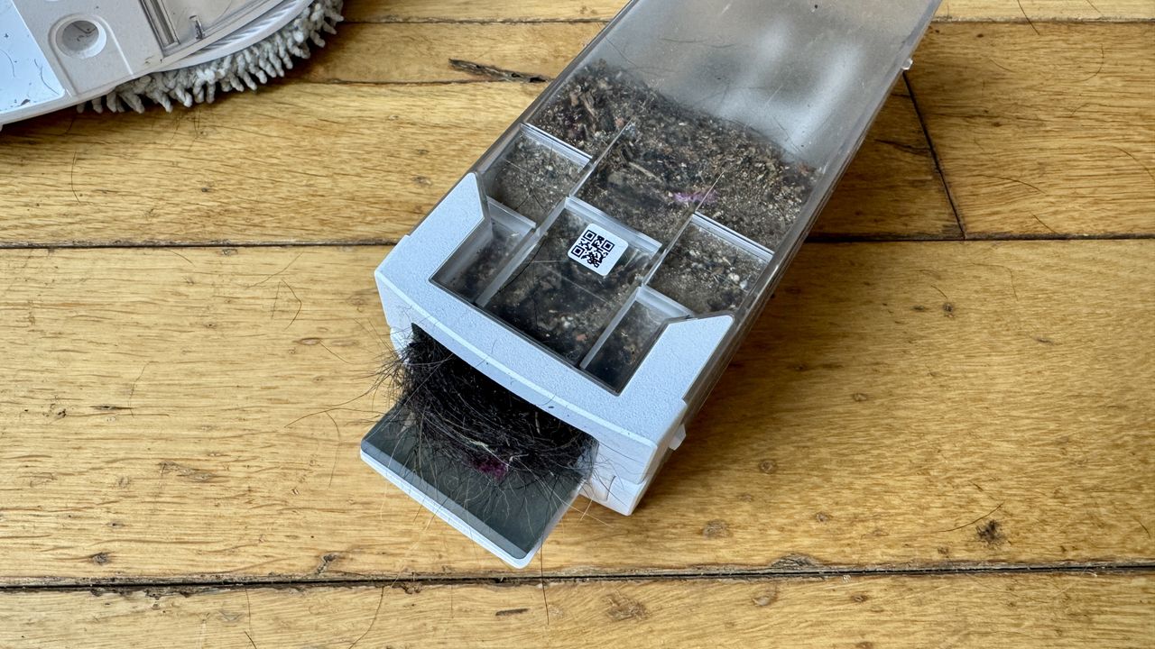 DJI Romo P robot vacuum bin blocked by hair and dirt